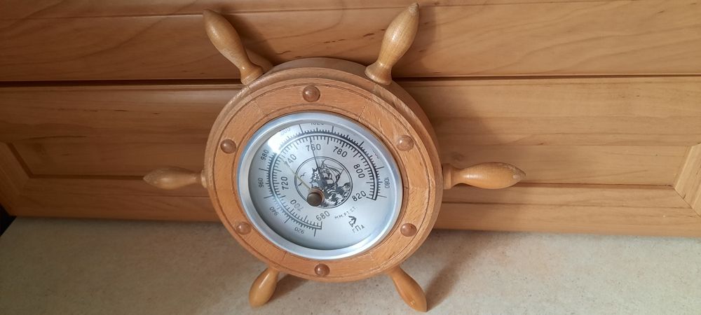 Barometr w kole sterowym na ścianę