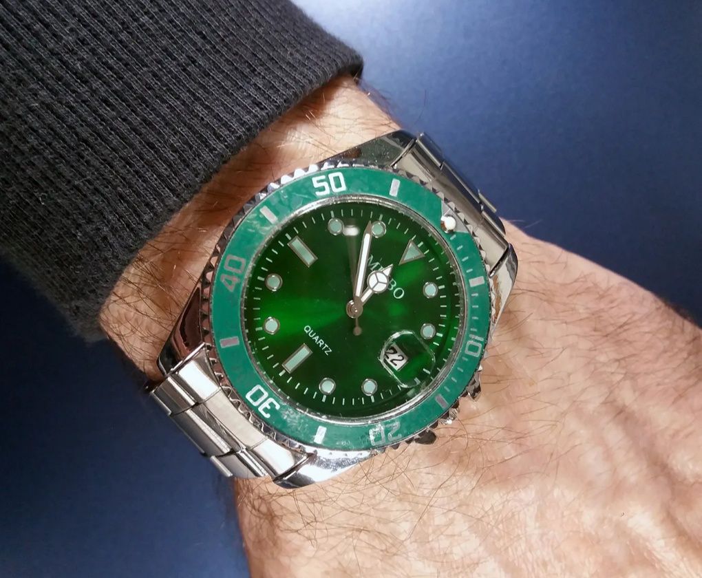 Zegarek kwarcowy zielona tarcza.