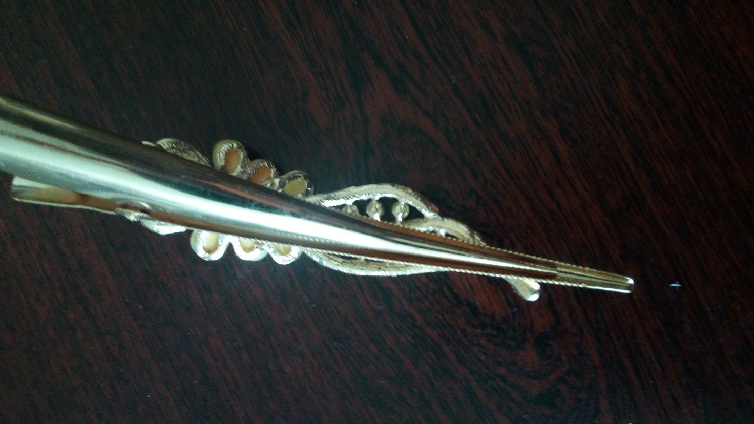 9. Klips, spinka do włosów - sztuczna biżuteria
