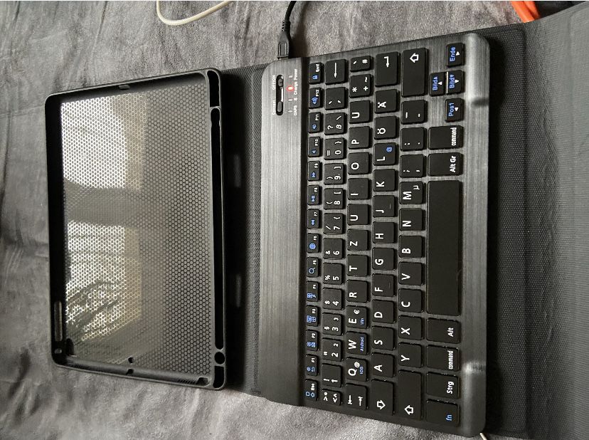 Etui z klawiaturą SENGBIRCH iPad 10.2