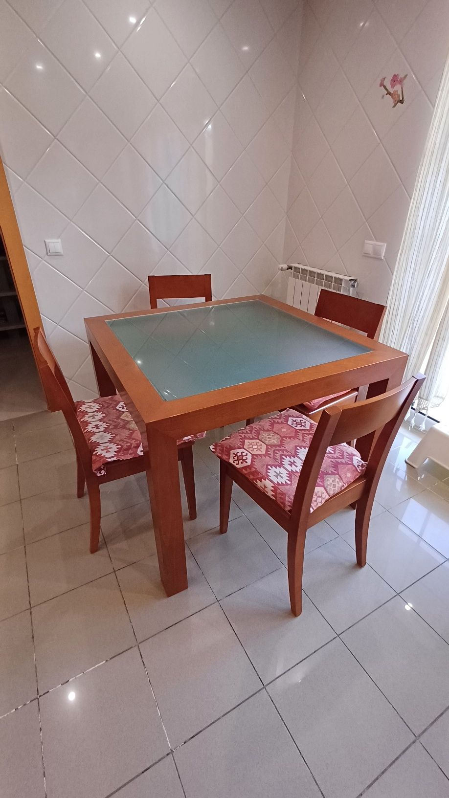 Mesa com cadeiras 200€