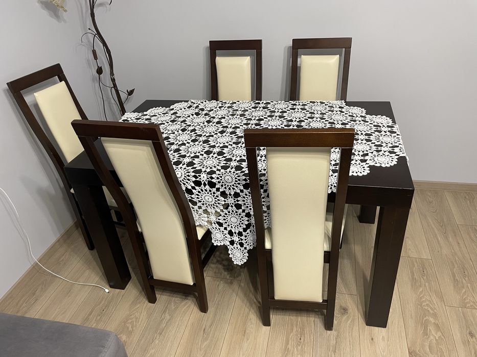 Stół rozkładany z 8 krzesłami
