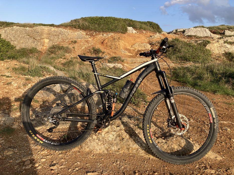 Bocicleta enduro BTT suspensao total