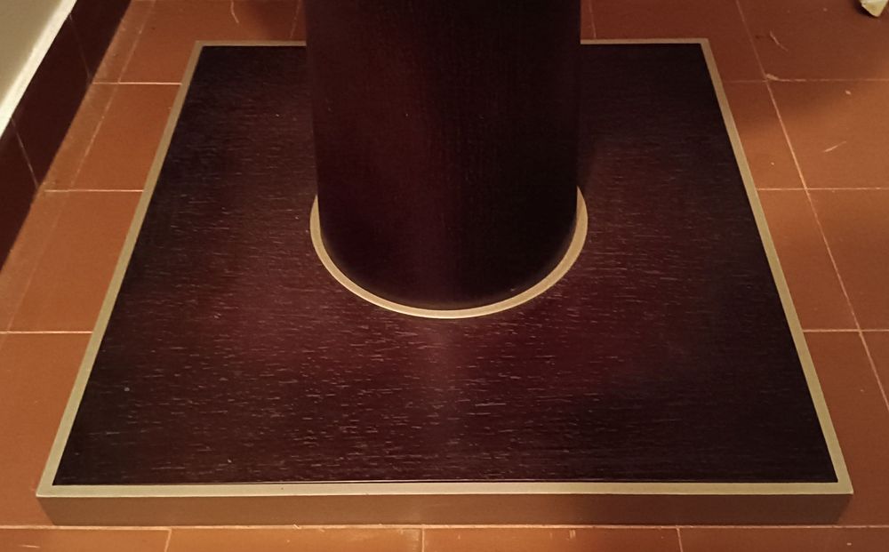 Mesa de jantar redonda em madeira escura