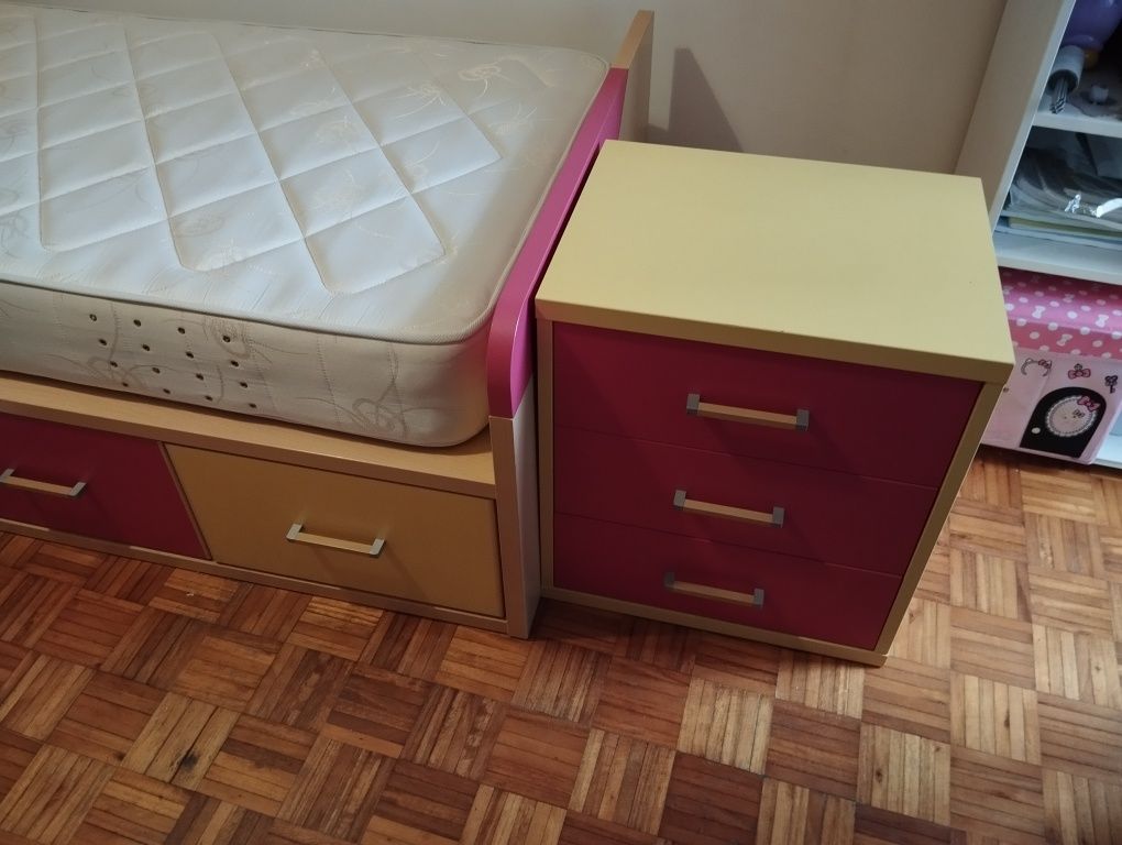 Cama 190x90 com colchão  e mesinha de cabeceira