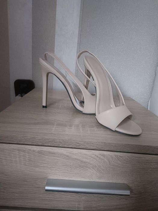 Beżowe, transparentne bez palców buty na obcasie