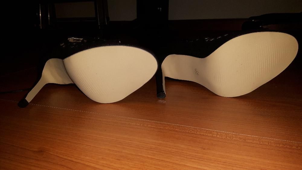 Sandálias femininas. Novas.