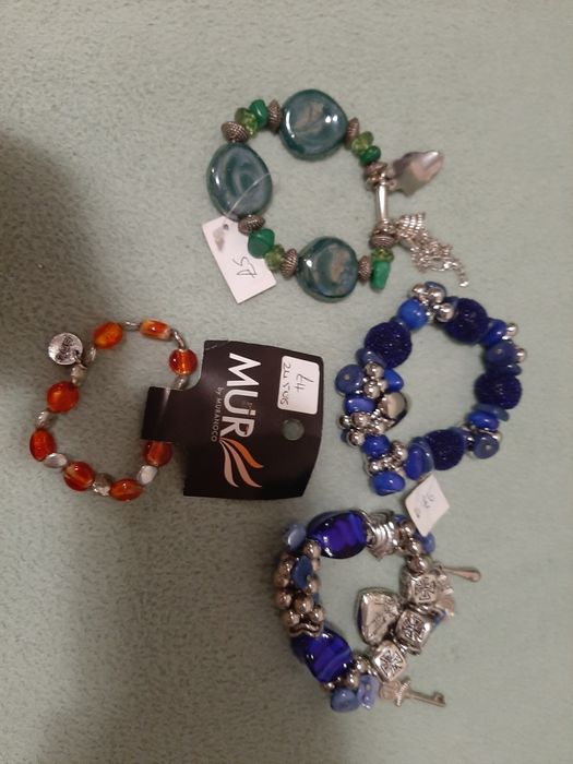 Браслети з підвісками