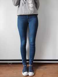 Ciemno niebieskie jeansy skinny