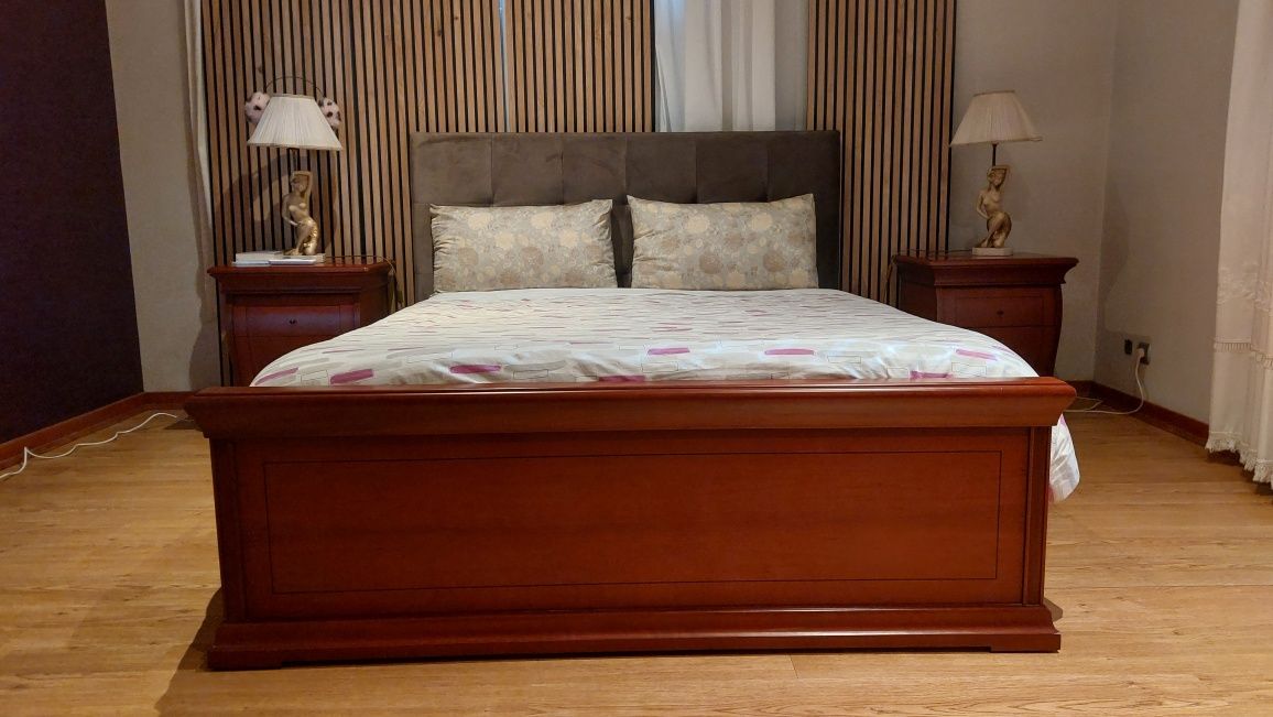 Cama de casal 200 x 1,60 com e mesas de cabeceira