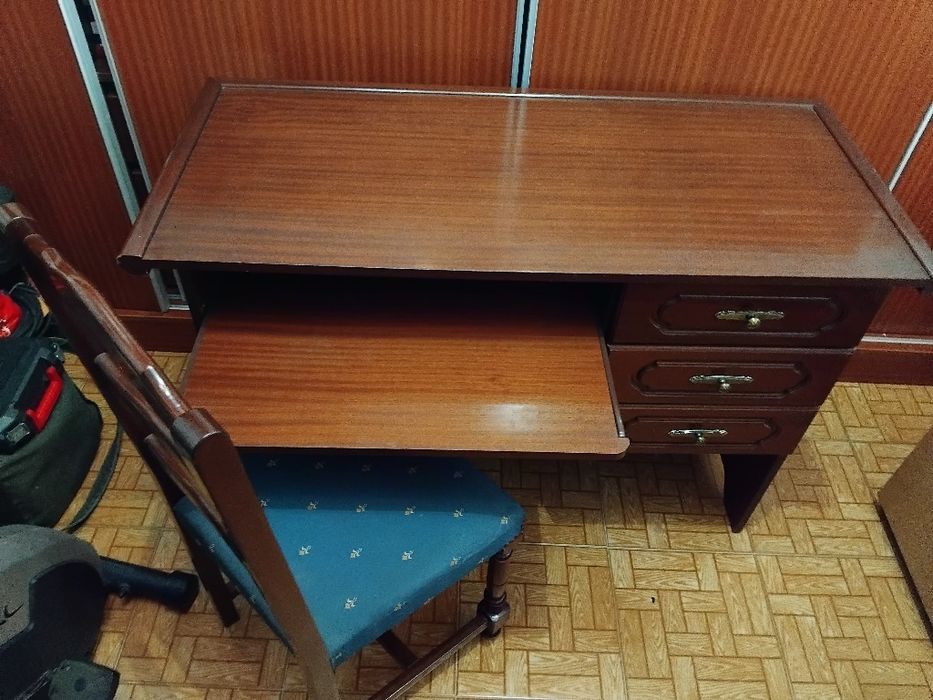 Secretária e cadeira