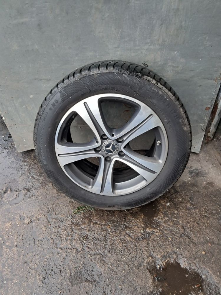 Cztery koła Mercedes z oponami zimowymi