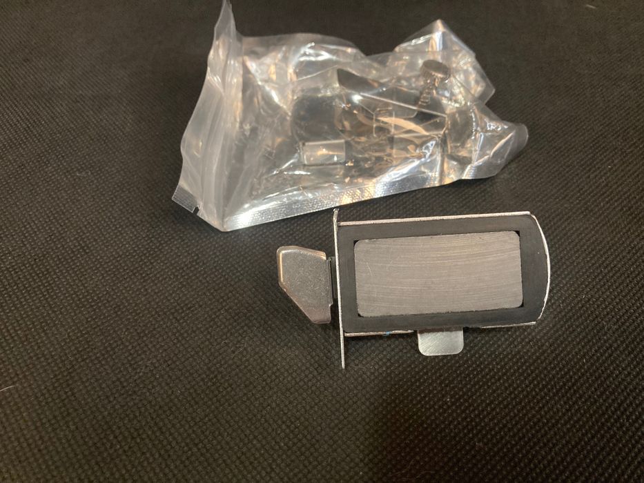 Magnetyczna prowadnica do maszyny do szycia