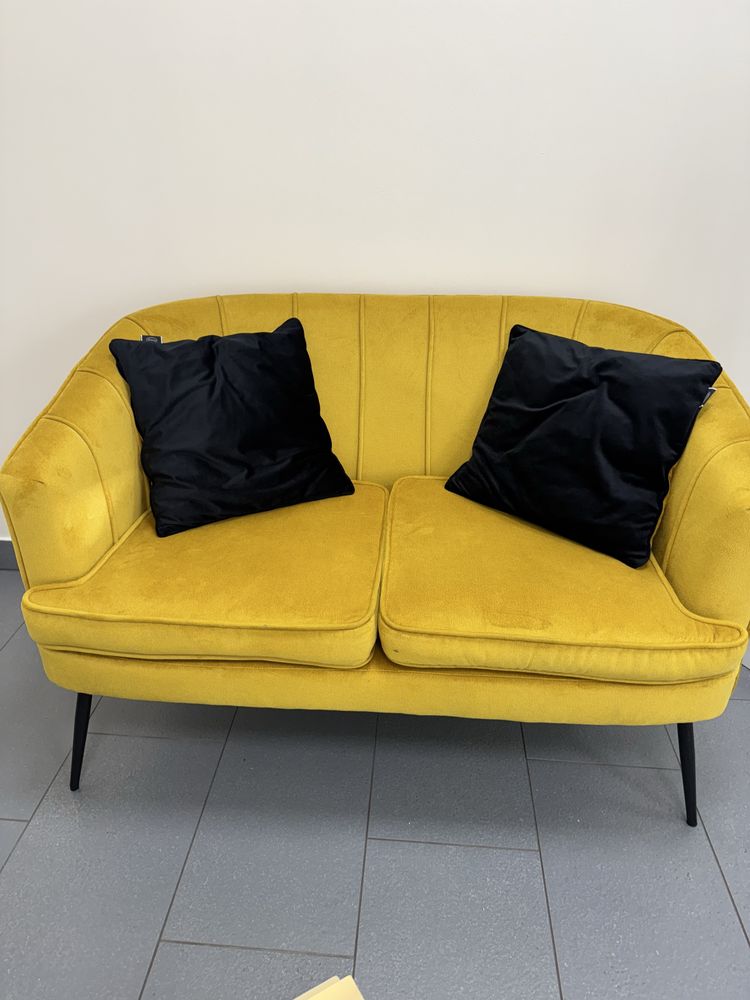Sofa w kolorze złotym