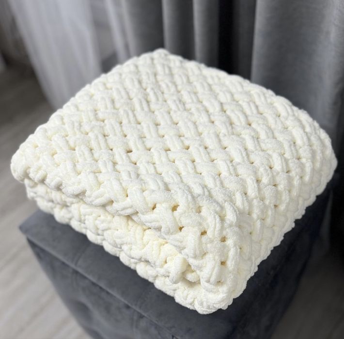 Плюшевий плед для новонароджених ручної роботи молочний колір