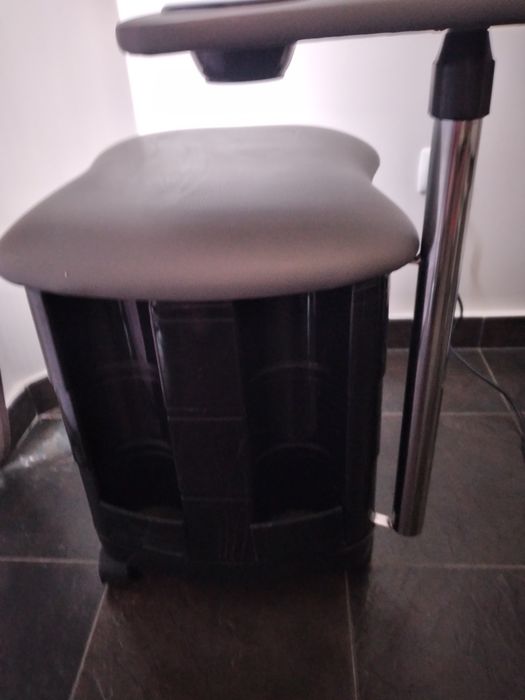 Banco de manicure preta e cinza  com gavetas