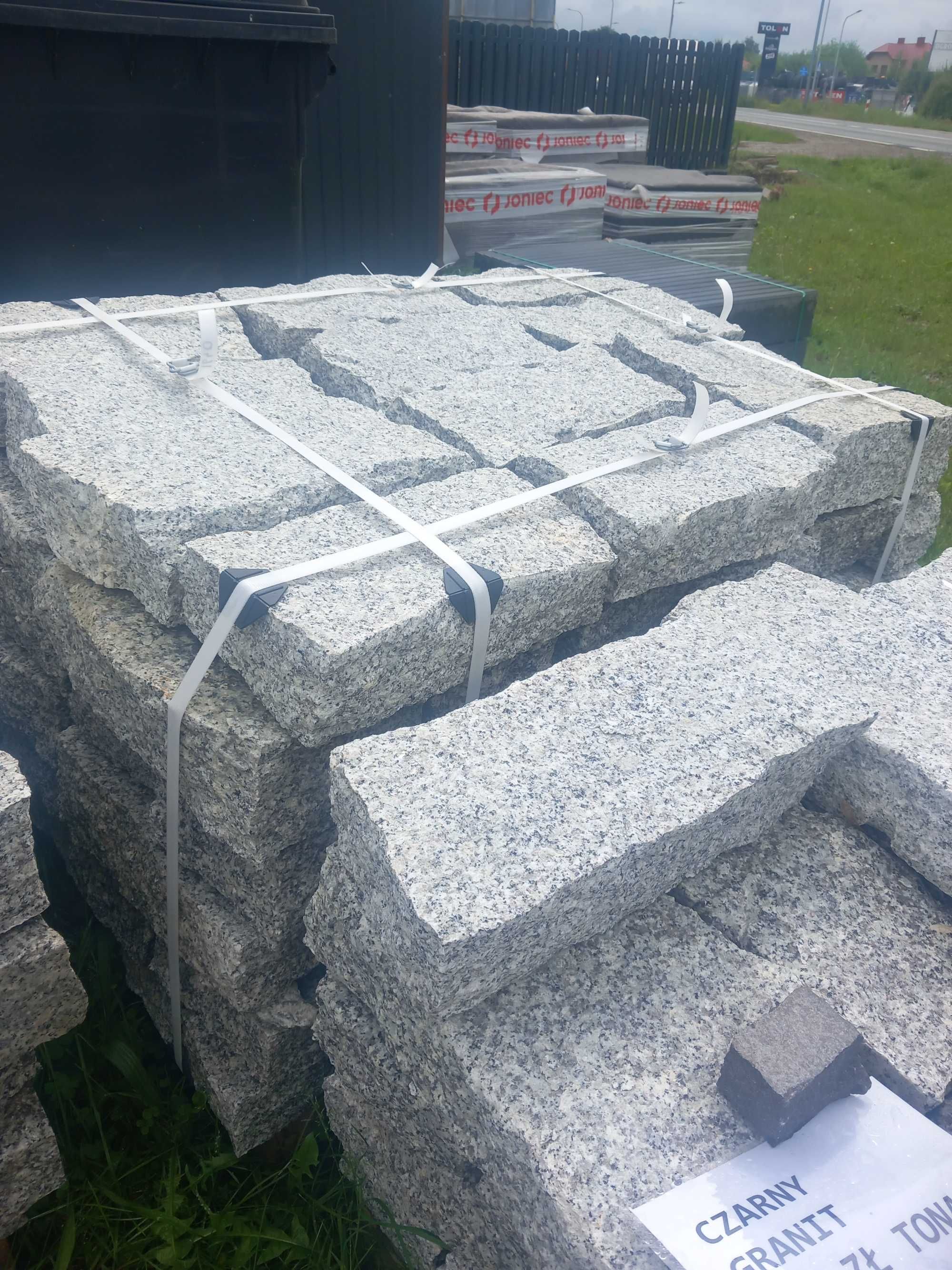 Obrzeża palisadowe graniotowe