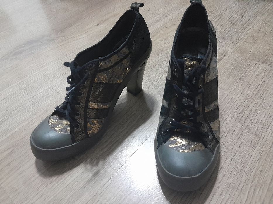 Vintage wysokie koturny DKNY  z 1998 roku. 
W stanie bardzo dobrym - p