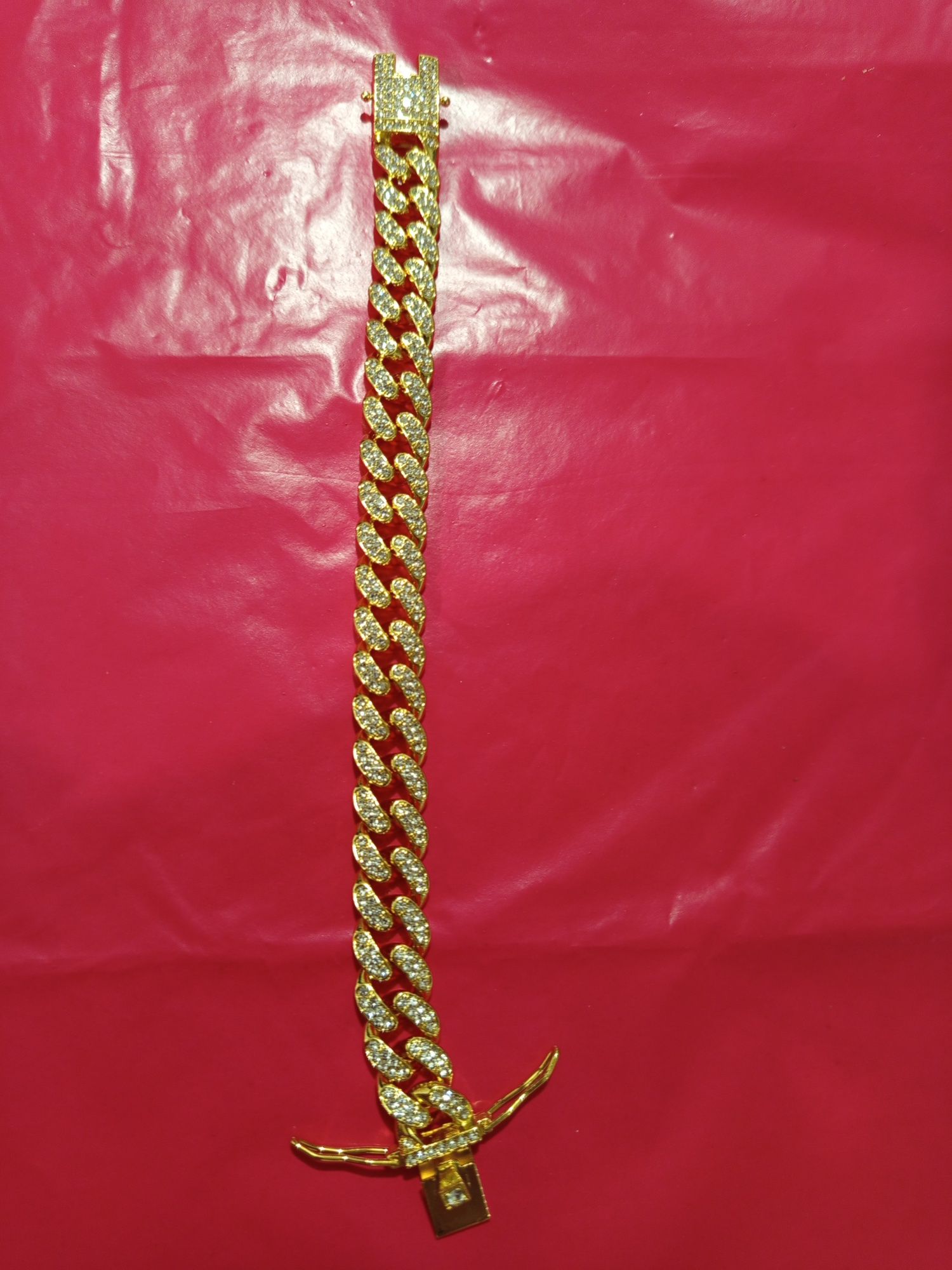 Pulseira dourada grossa.