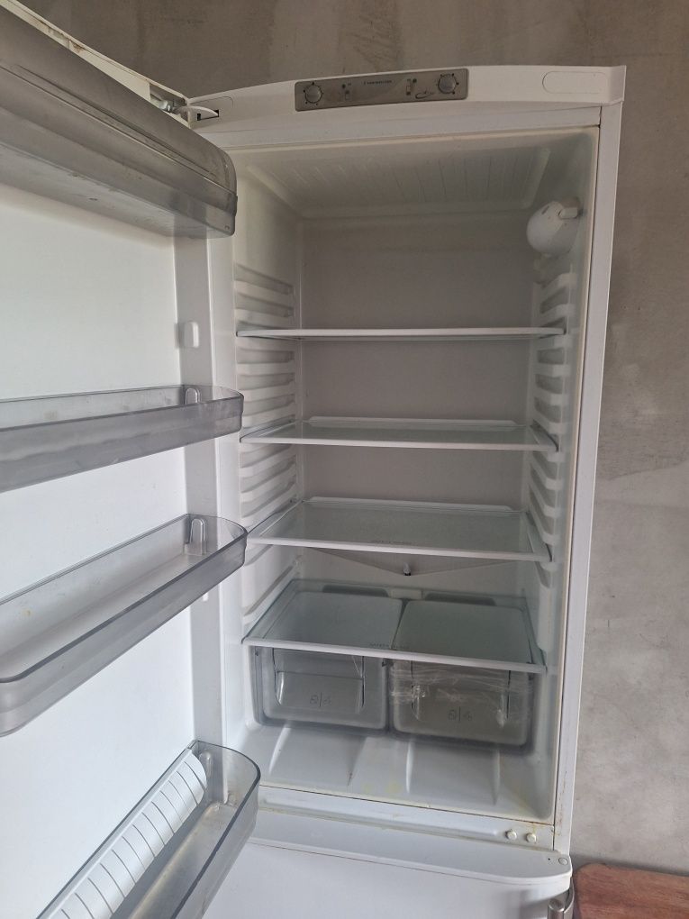 Продам холодильник Двухкамерный холодильник HOTPOINT ARISTON RMBA 2200