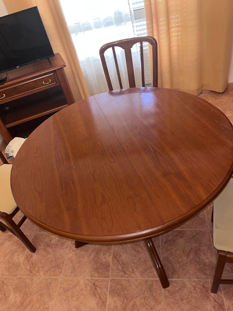 Mesa de Sala de Jantar em madeira com cadeiras