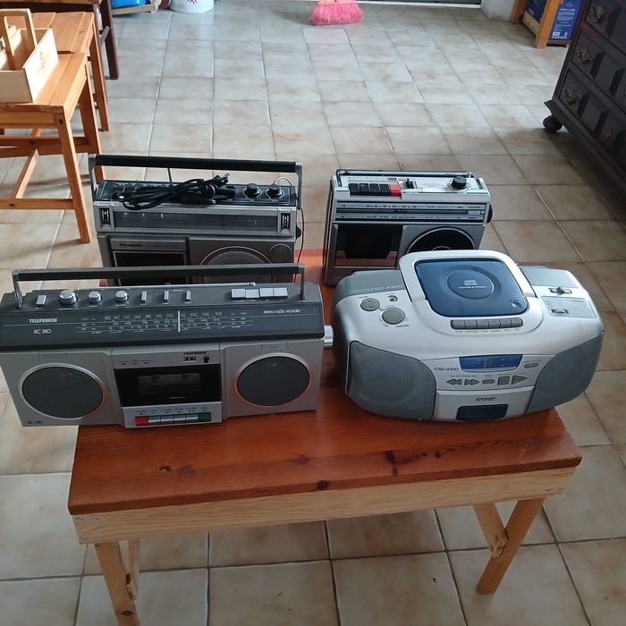 Lote  de 4 rádios, Aiwa, Panasonic, Telefunken e Sanyo