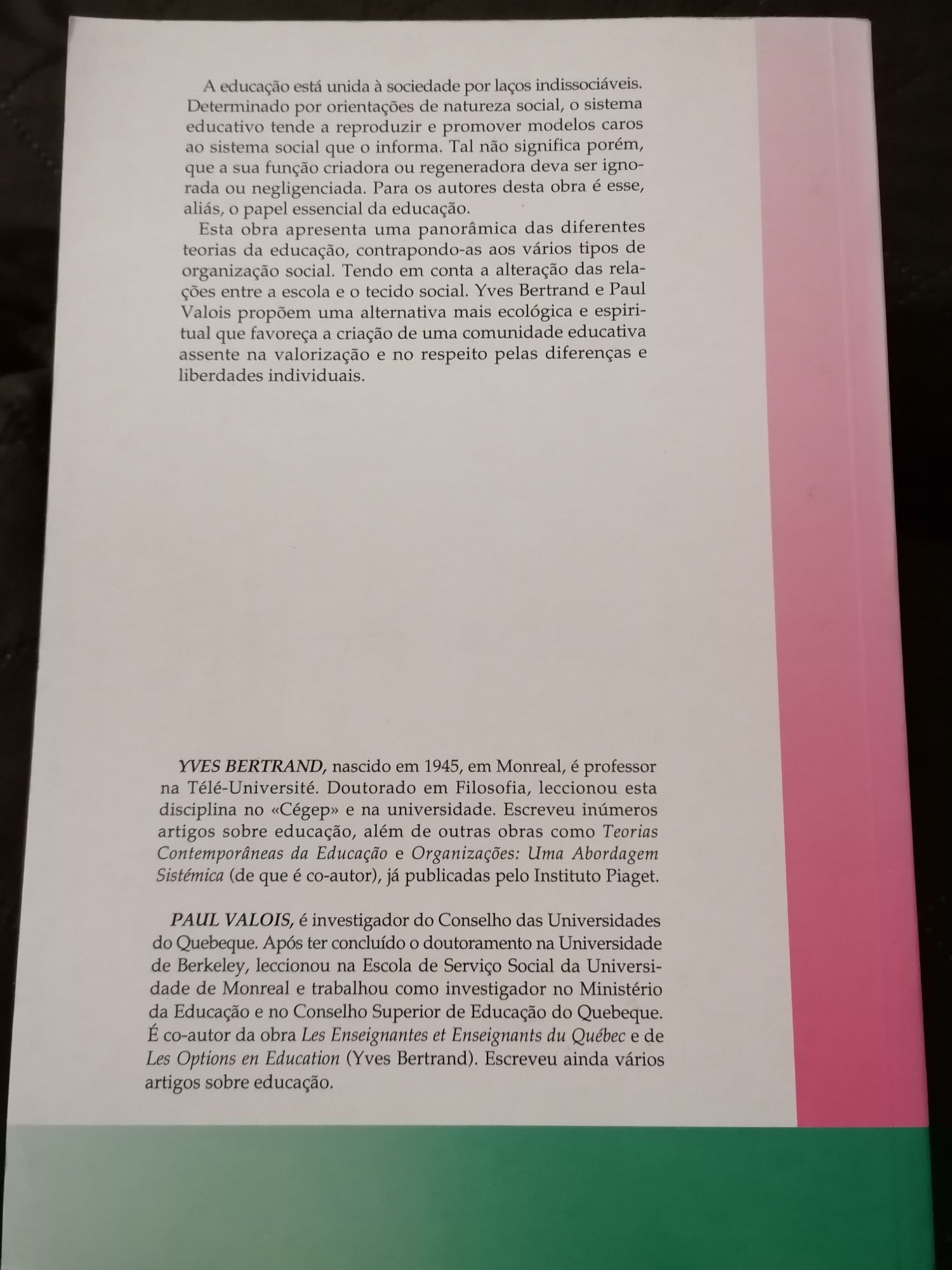 Livros "Paradigmas Educacionais - escola e sociedades" e "Bebé XXI"