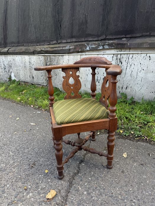 Drewniane krzesło w stylu vintage – ozdobne, solidne