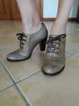 Sapatos de salto estilo Oxford, castanho claro em pele genuína, tam.39