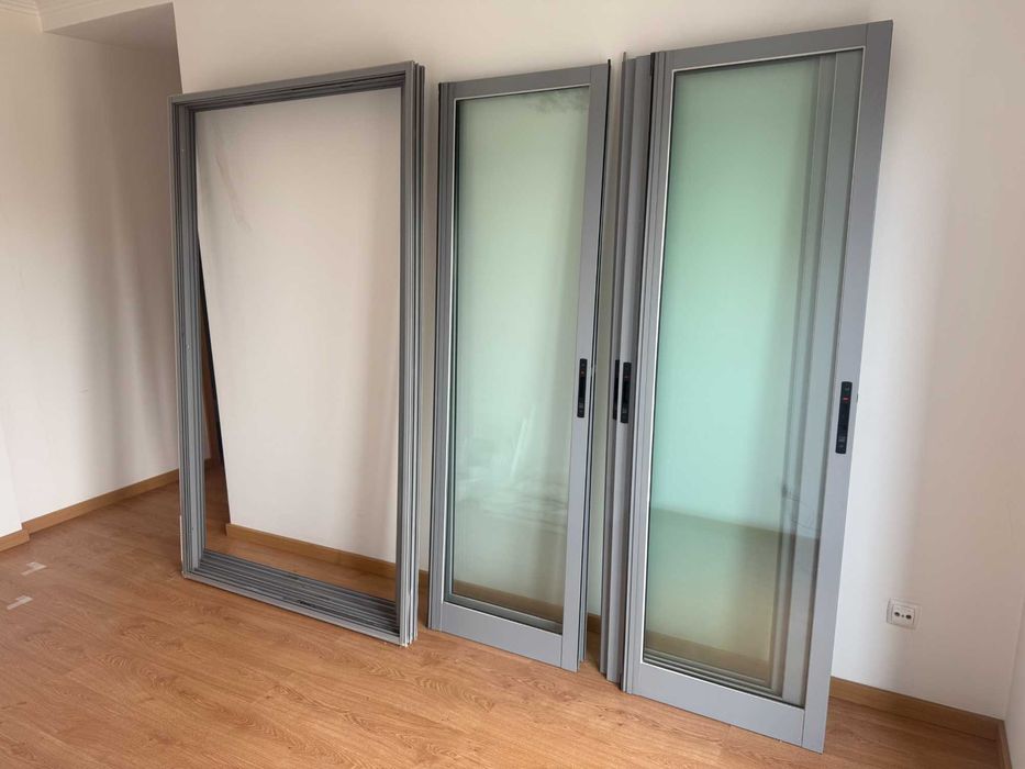 Porta janela de alumínio cinza claro com abertura de correr