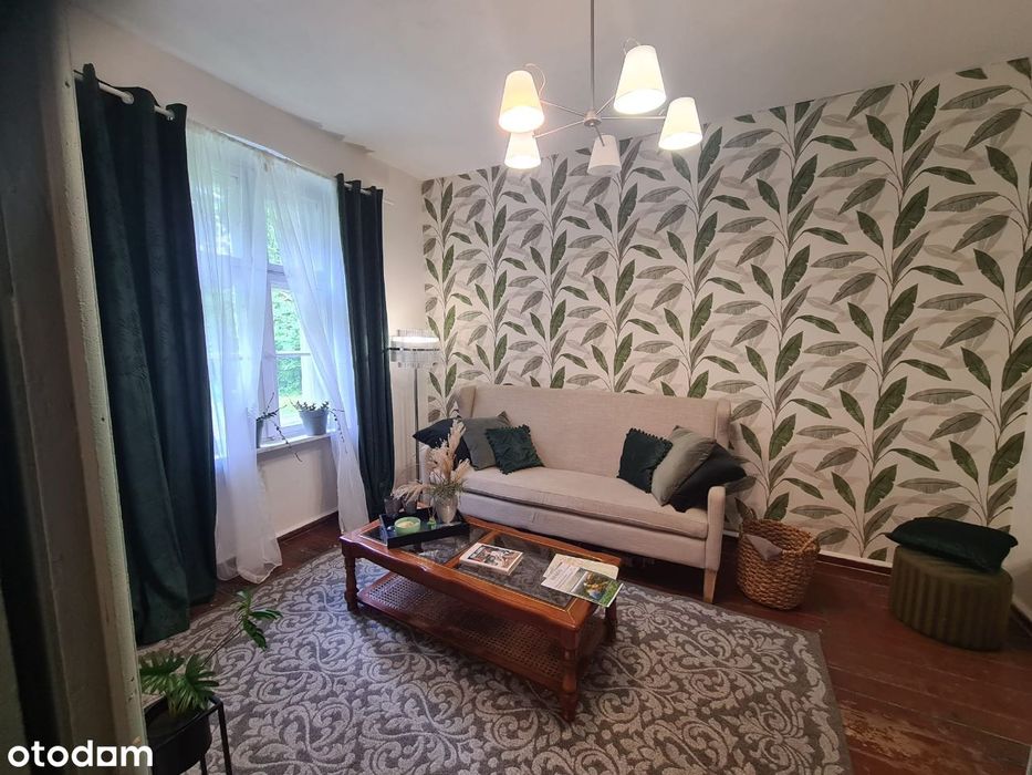 Połowa domu w lesie i przy ścieżce rowerowej