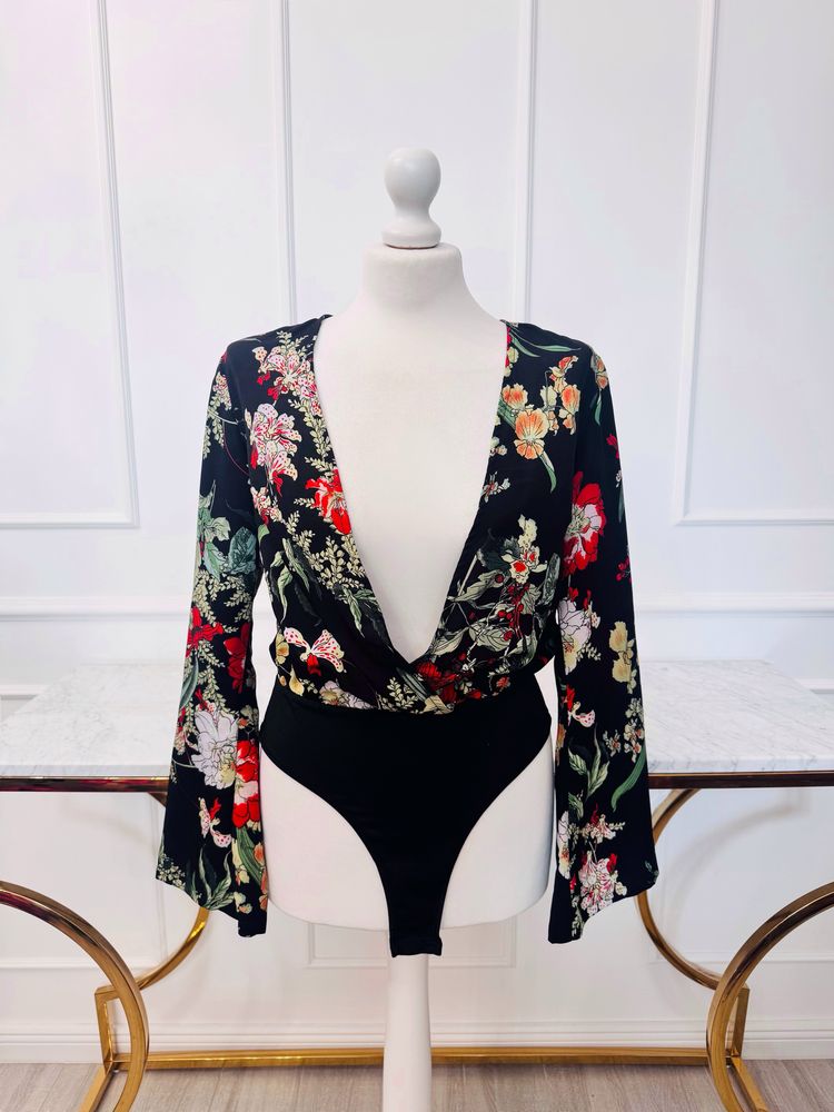 Eleganckie body w kolorze czarnym w kwiatki - rozmiar M