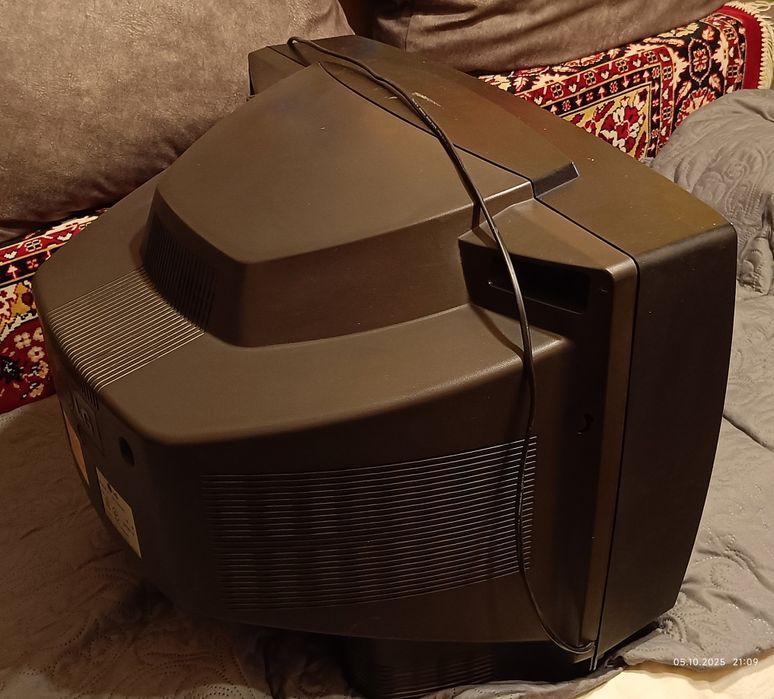 телевізор LG CF-21K51KE з пультом