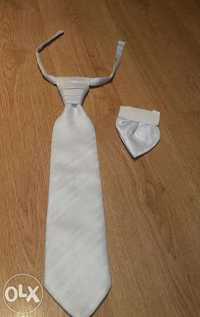 Musznik kaskadowy biały - krawat weselny wraz z butonierką
