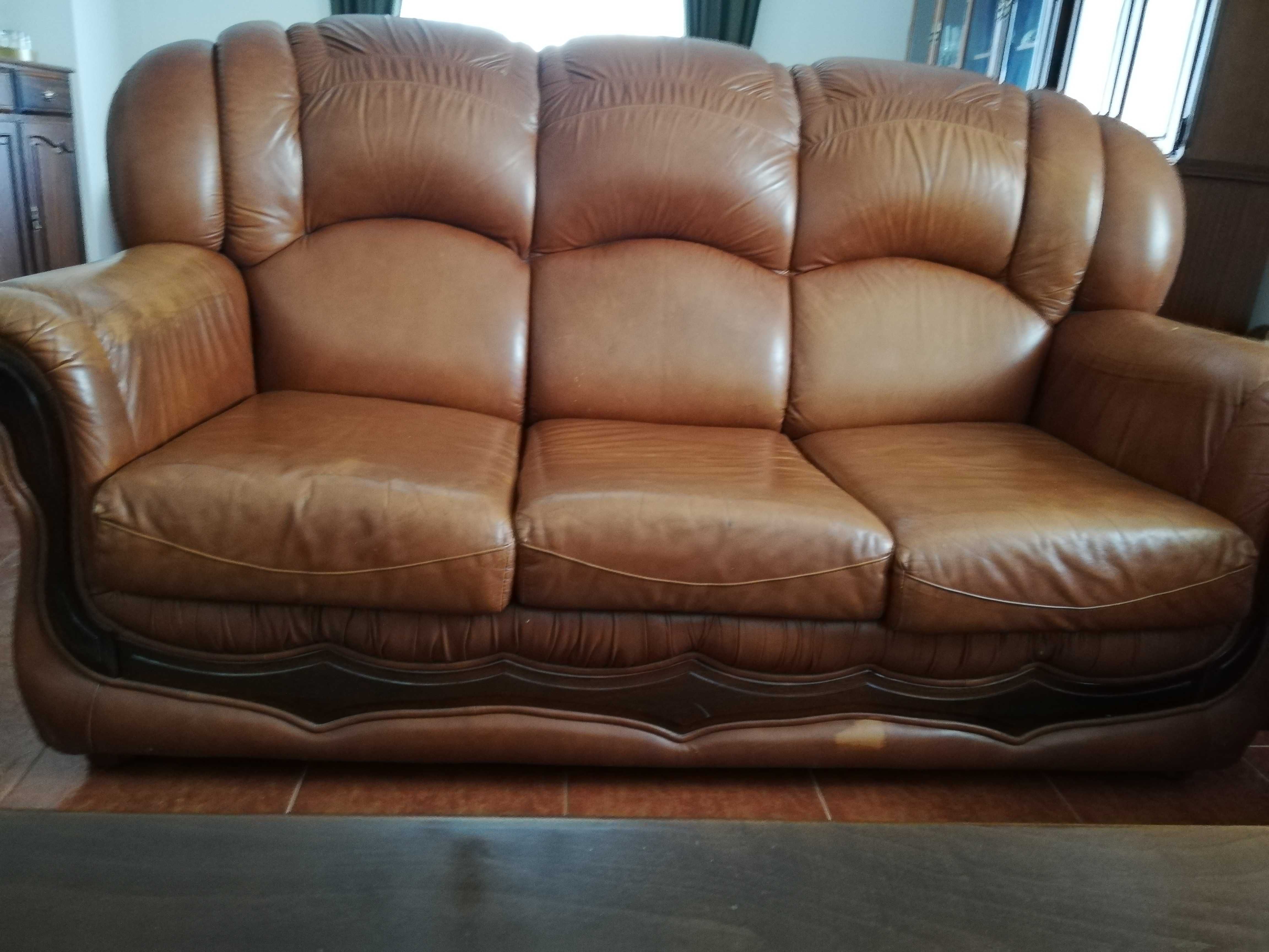 Conjunto de sofás em pele.