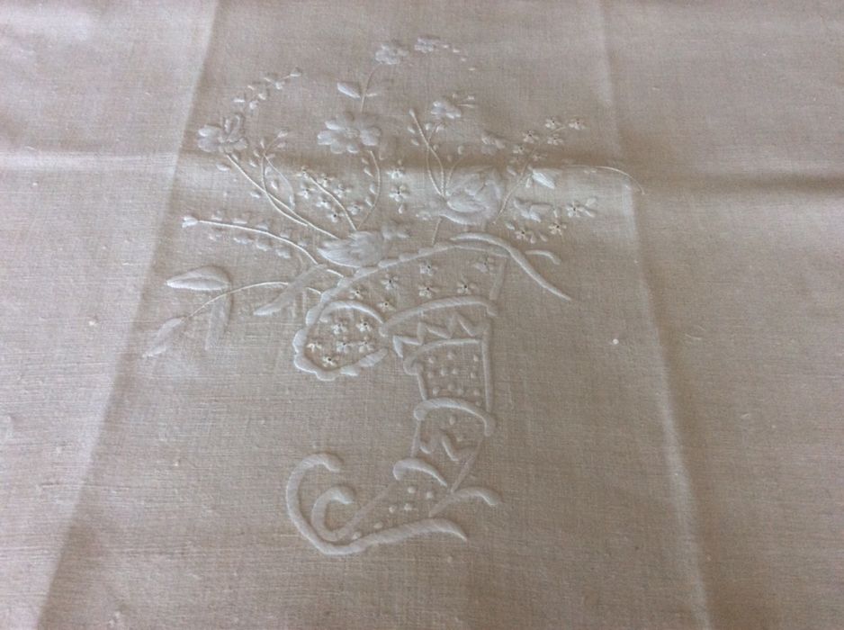 Toalha de mãos em linho puro bordada à mão.