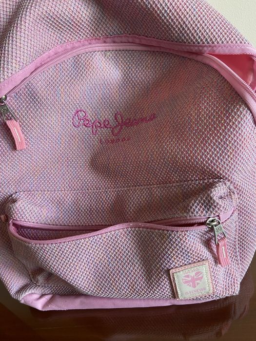 Mochila de nenina em rosa com varias divisors