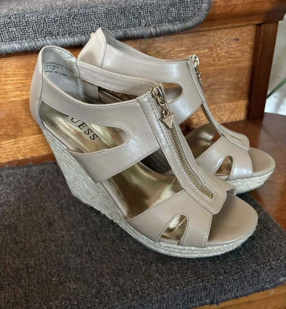 Beżowe buty na koturnie GUESS rozmiar 38, stan bardzo dobry