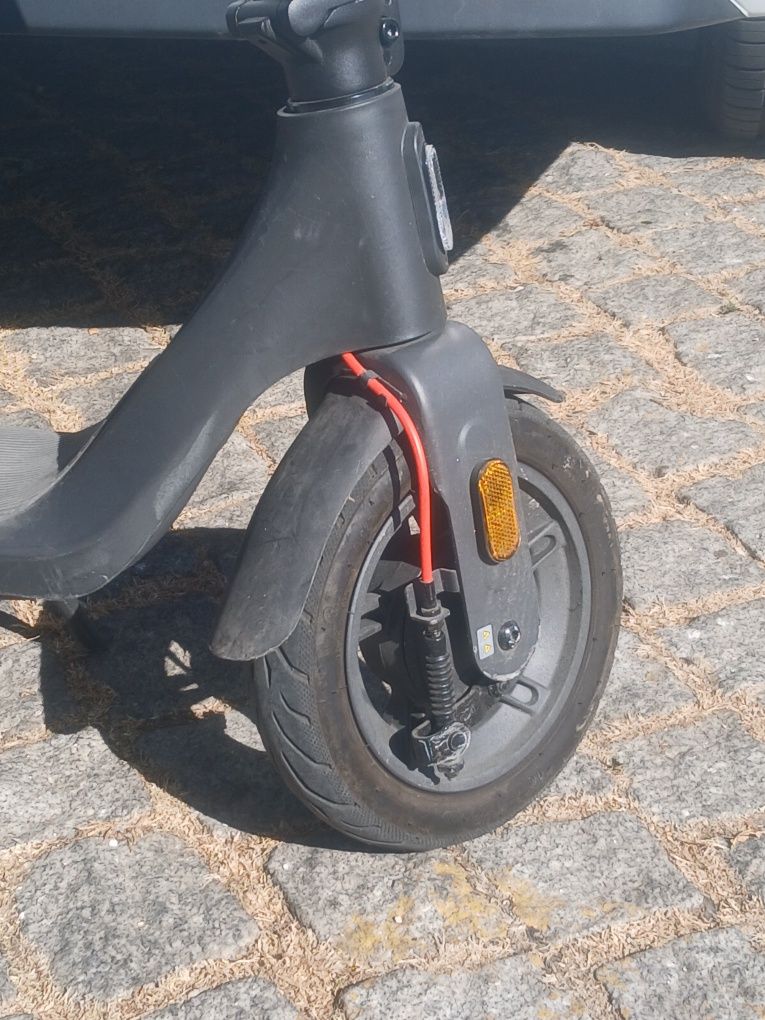 Trotinete xiaomi eléctrica c/ carregador apenas tem 1 roda furada