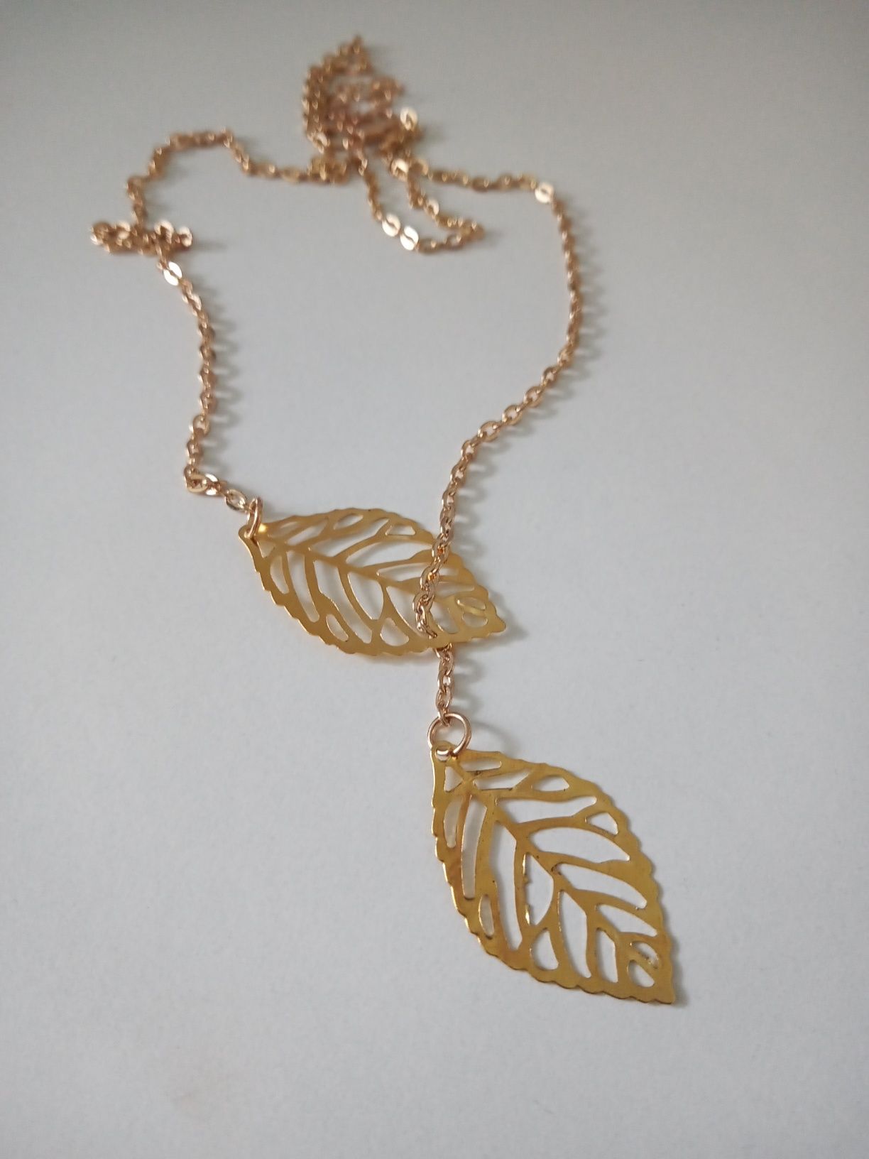 Łańcuszek sztuczna biżuteria kolor złoty liście celebrytka