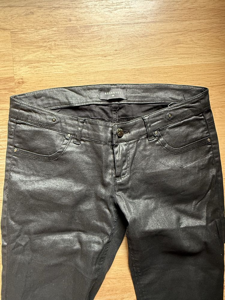 Eleganckie czarne spodnie damskie woskowane z zamkiem Reserved 38