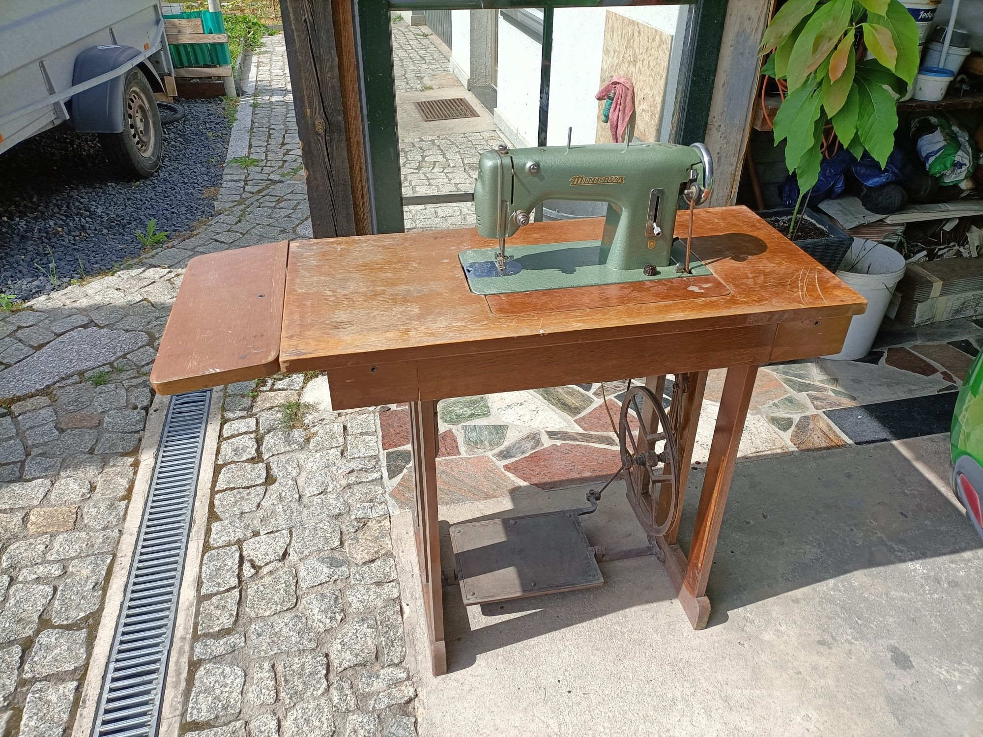 Maszyna do szycia Minerva 124