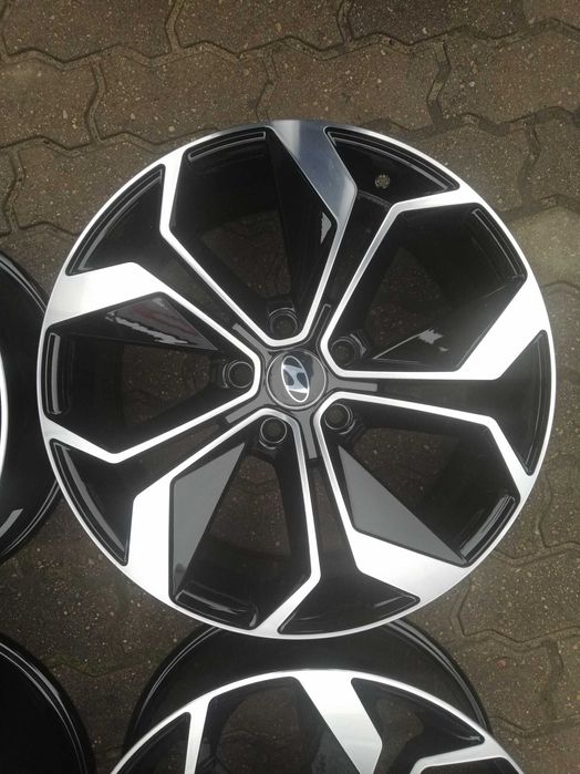 Felgi aluminiowe 5 x 114.3 R 17 Alufelgi oryginalne Carbonado Hyundai