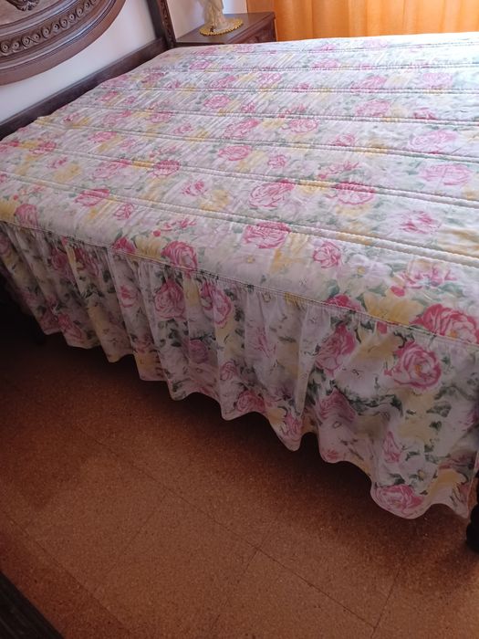 Colcha de casal,floral,várias cores primaveris, em cetim como nova.