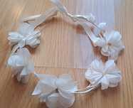 Bandolete tipo coroa com flores brancas