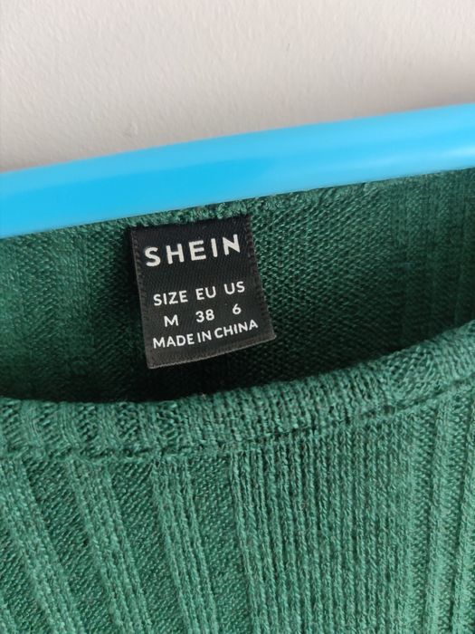 Zielona bluzka na długi rękaw.