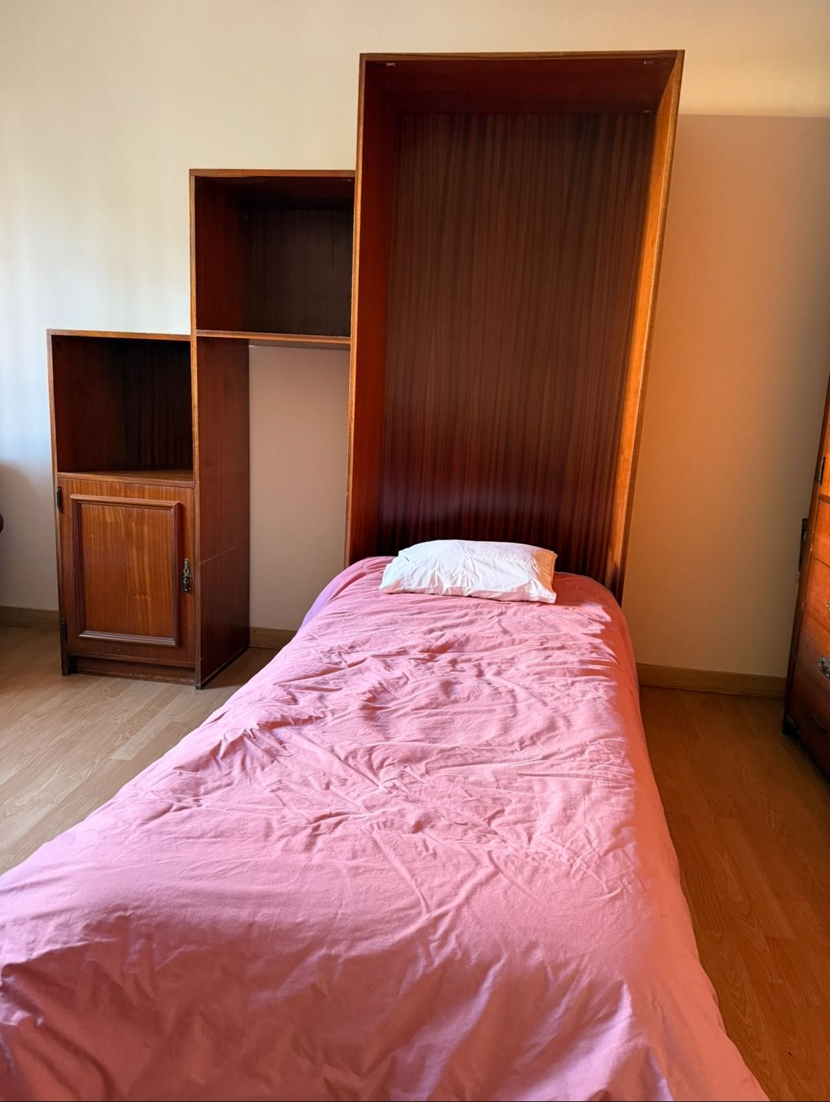Estante em madeira com cama embutida com colchão
