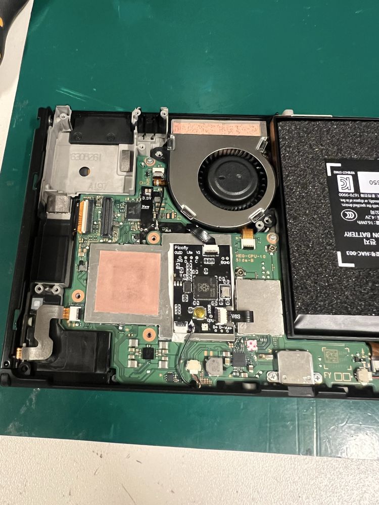 Nintendo switch modchip Hwfly Picofly RP2040 wraz z montarzem