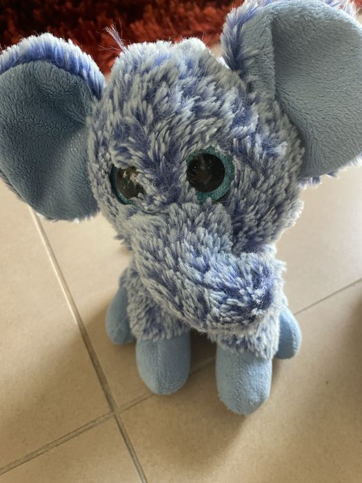 Vários peluches para criança.