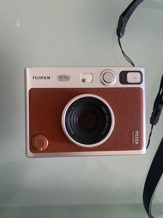 Máquina fotográfica fujifilm instax mini evo e capa.
